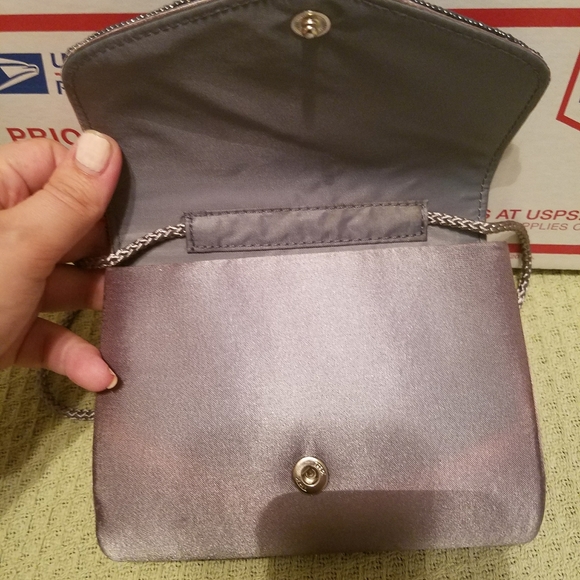 6/$30 😇 La Regale clutch - Picture 2 of 3